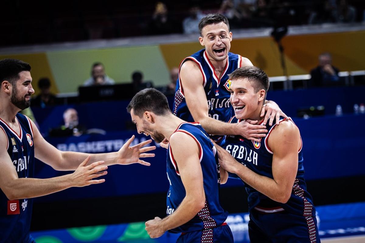 Bogdanovic, abrazado por sus compañeros en la eliminatoria ante Lituania