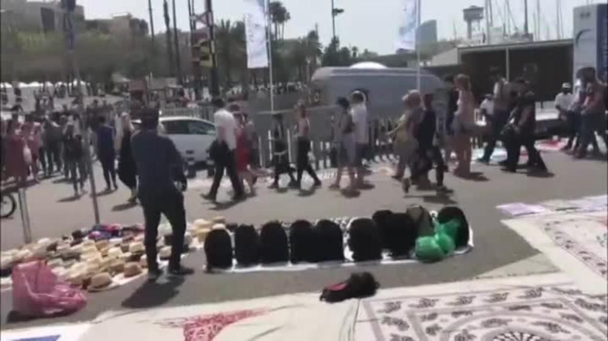 Restaurantes vacíos y a pocos metros cientos de turistas sin detenerse. Lo graba el propietario de una terraza del puerto de Barcelona.