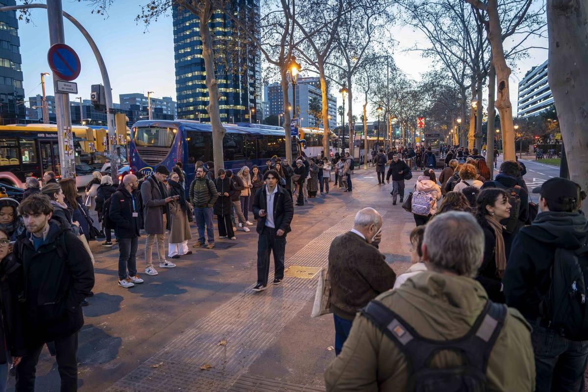 Cada día se forman largas colas en Maria Cristina de personas que regresan a casa tras la jornada laboral para intentar coger los autobuses interurbanos. Sucede lo mismo los fines de semana, cuando hay menos expediciones, aún más si tiene lugar algún evento especial, como el encendido de luces de Navidad.