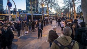 Barcelona, 15/01/2026 Barcelona. Colas de usuarios de los autobuses interurbanos en Maria Cristina, que después del trabajo se dirigen a casa (malestar por colas y falta de expediciones). Autobuses en las paradas. Hora punta 18 h. AUTOR: MANU MITRU
