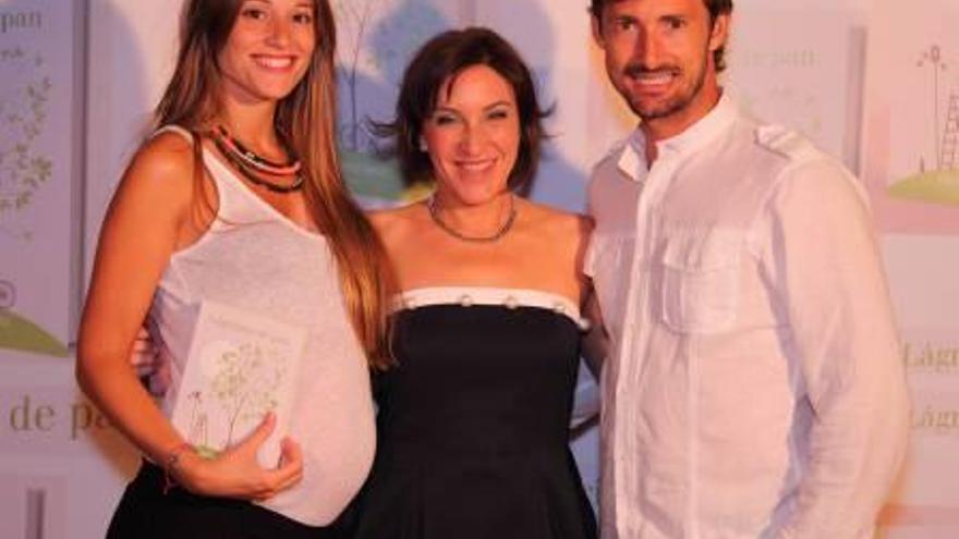 Juan Carlos Ferrero, y su novia, junto a la escritora Concepción Hernández