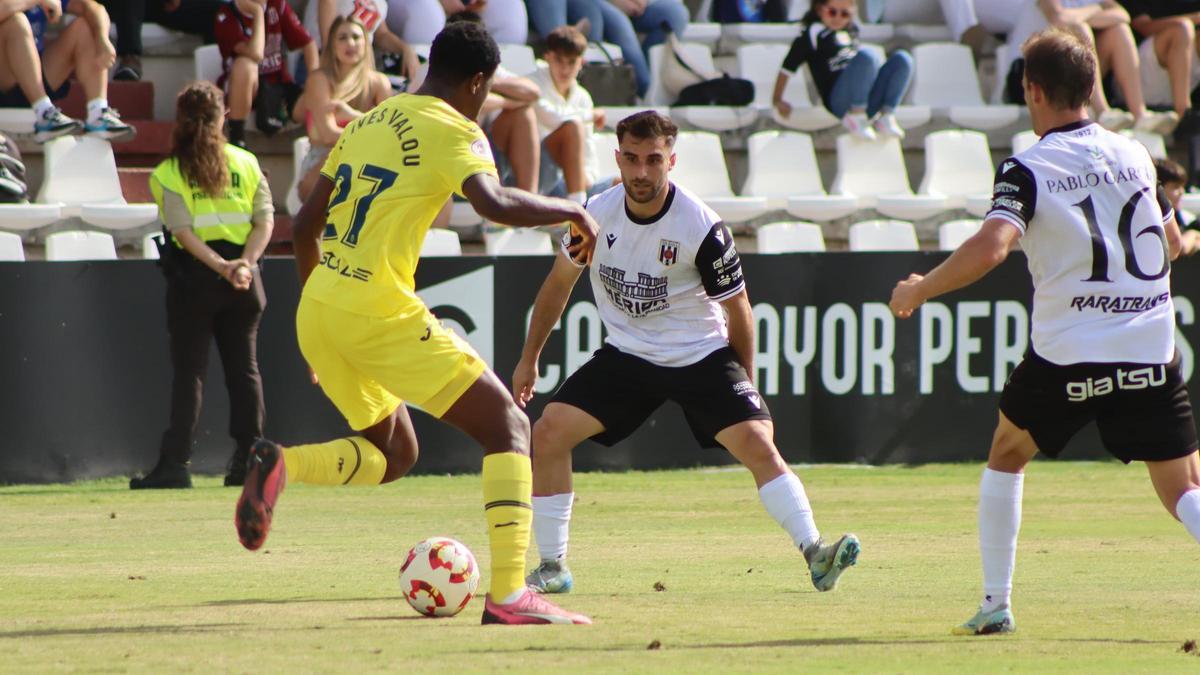 El central Jean Ives, en una acción durante el partido del filial amarillo en el campo del Mérida.