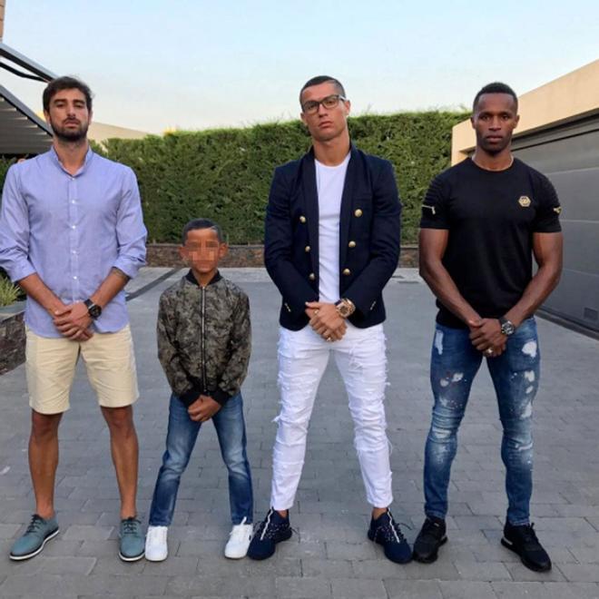 Cristiano Ronaldo con amigos y su hijo