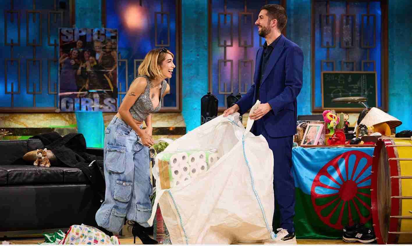 David Broncano le regala a María Becerra una bolsa llena de rollos de papel higiénico