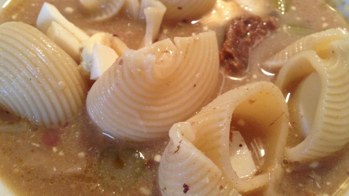 Una fotografia d’un plat d’escudella amb pilota i galets.