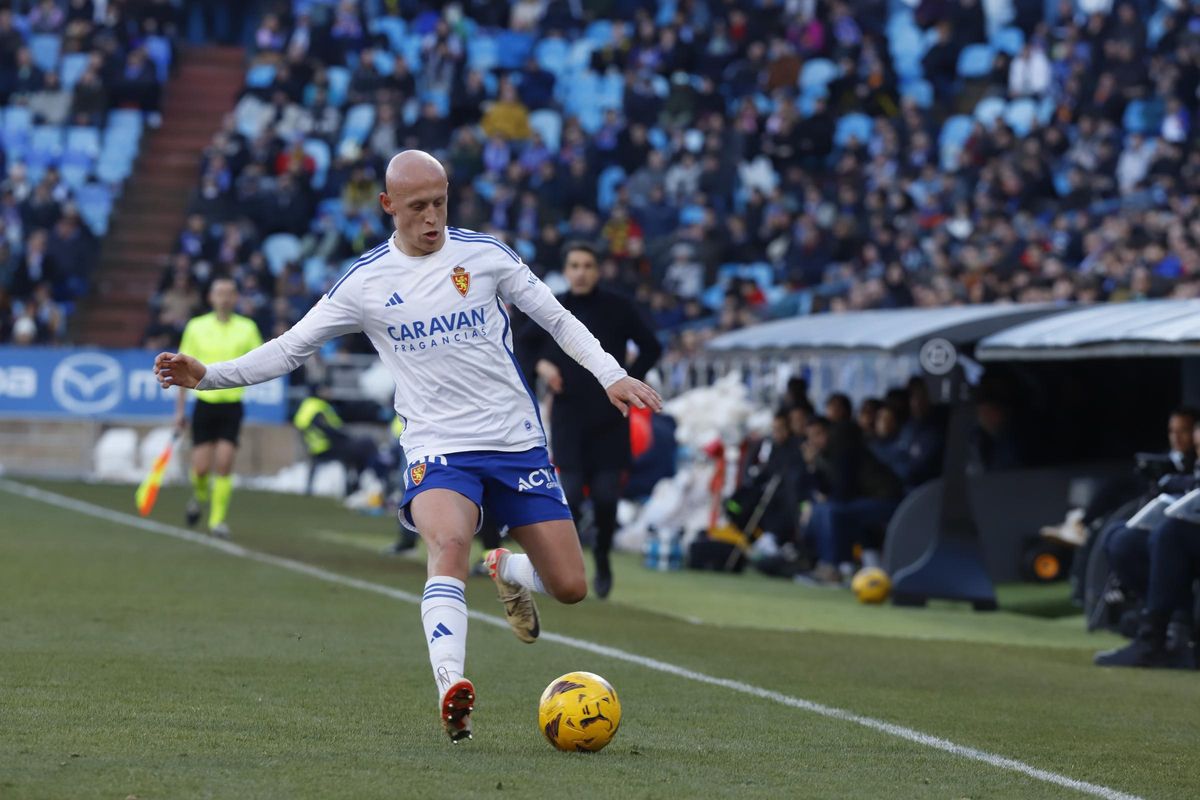 Mollejo controla un balón en un encuentro del Real Zaragoza.