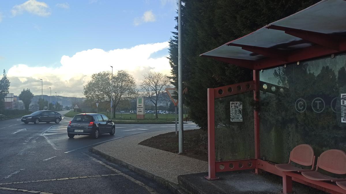 La nueva acera que une la parada de transporte público con el interior del Parque Tecnológico de Asturias