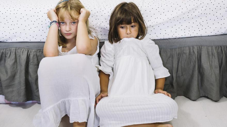 Dues nenes avorrides a la seva habitació