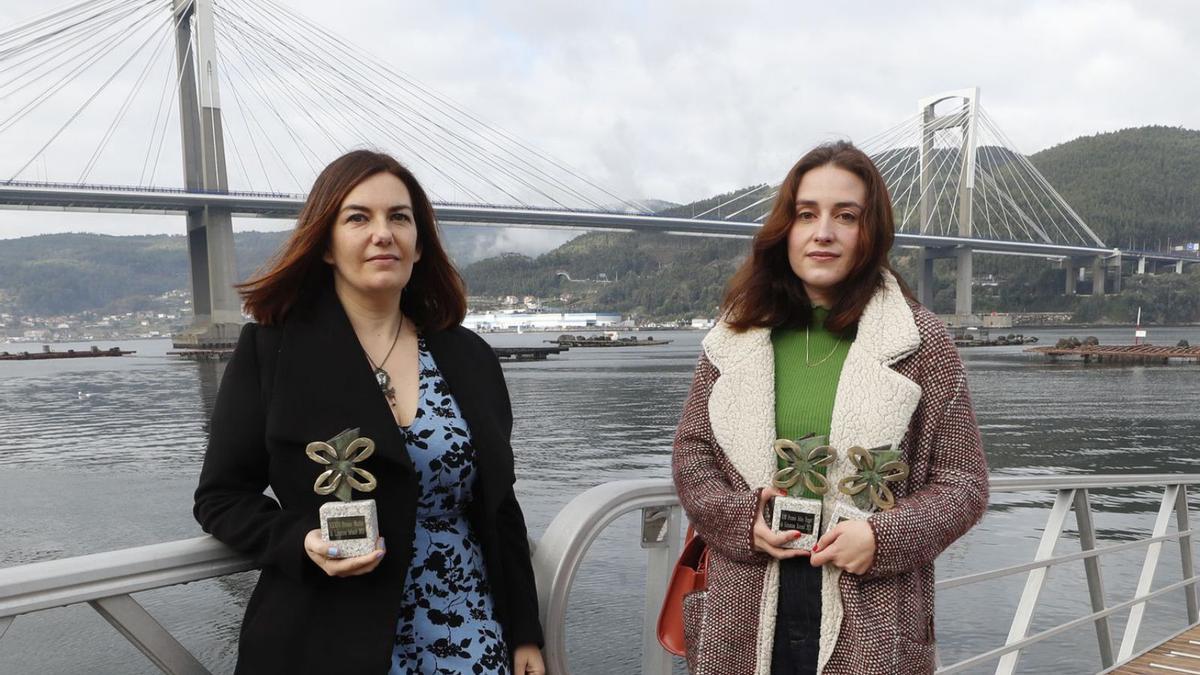 Ledicia Costas e Berta Dávila, cos seus premios Xerais.