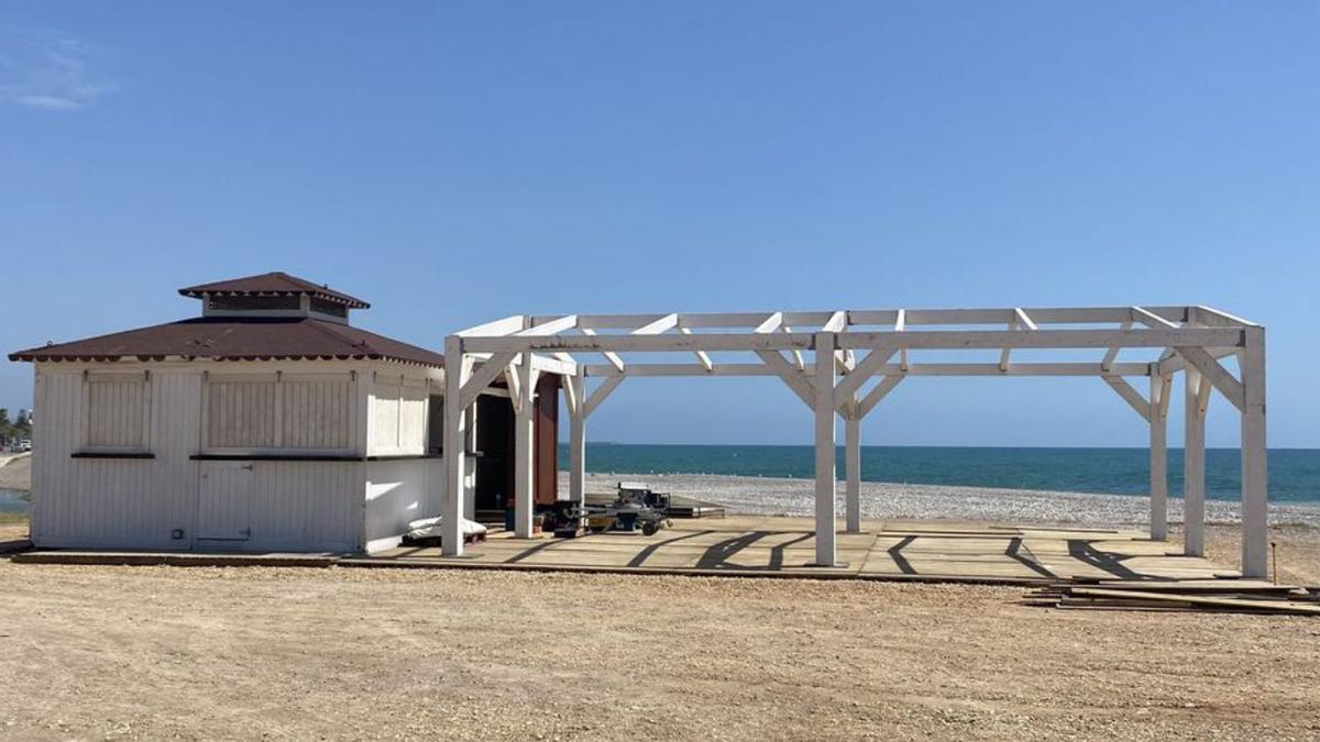 Ultiman el montaje del chiringuito ubicado en la playa Mar Chica de Benicarló. | ALBA BOIX