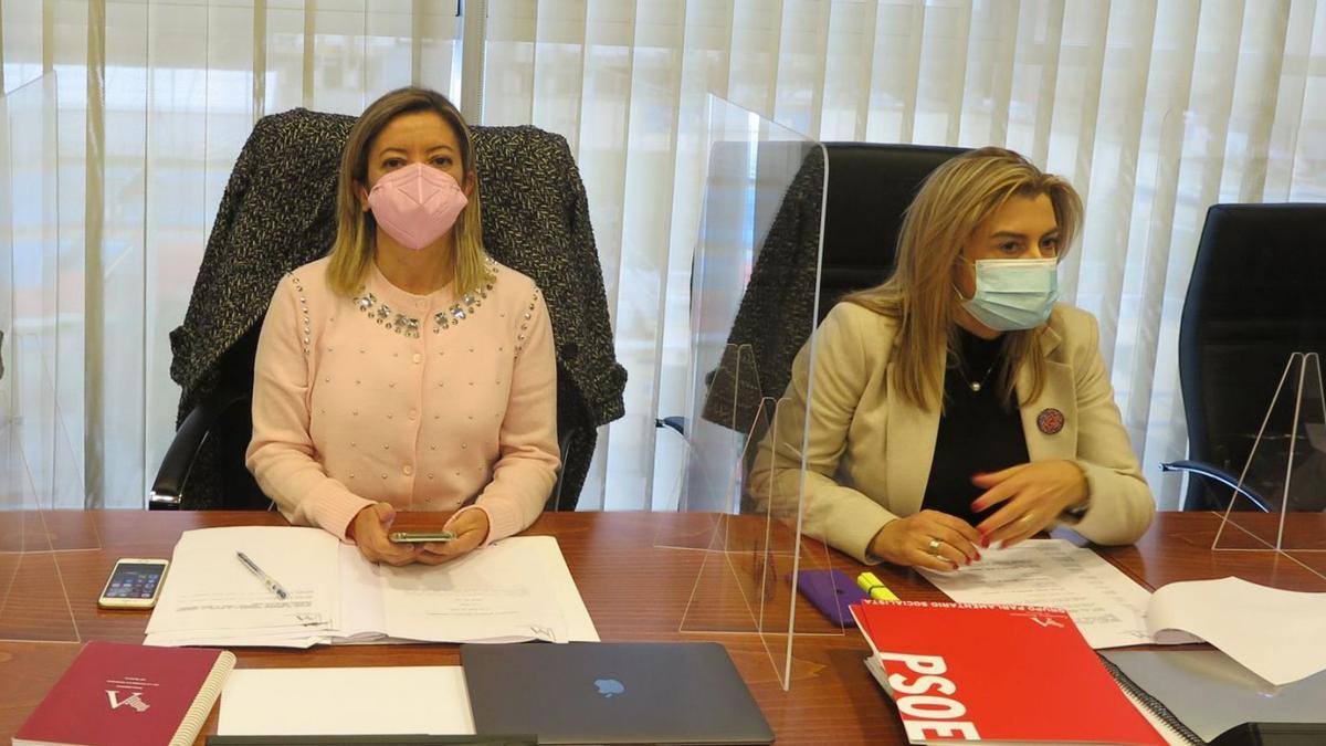 María Dolores Valcárcel y Carmina Fernández, ayer en la Asamblea Regional. | L.O.