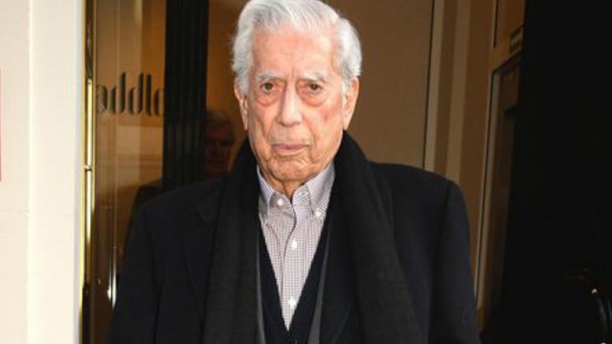 Vargas Llosa y Padura comienzan en Málaga la agenda de Escribidores