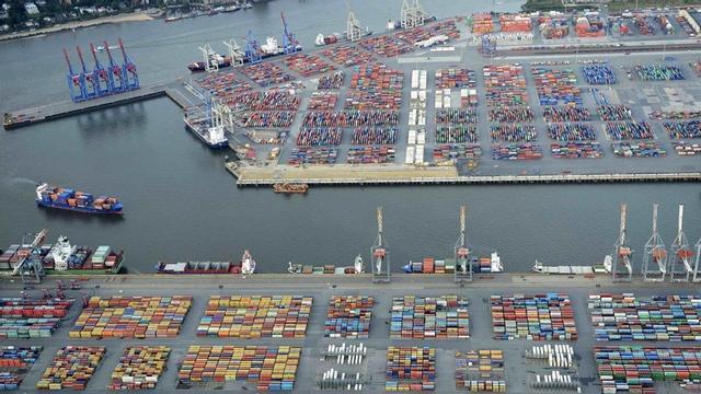 MAS  VALOR  container ship makes its way to the loading terminals the 180920120133