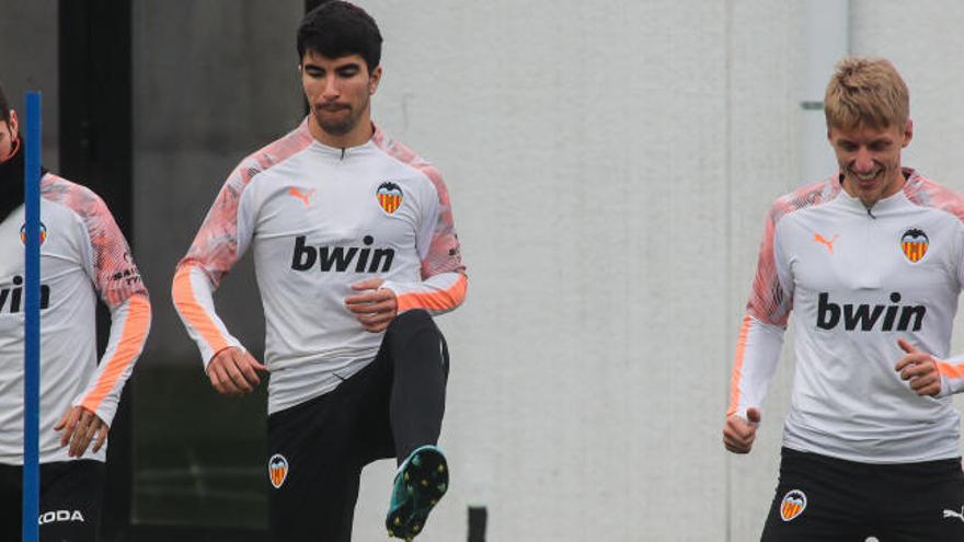 Los valencianistas durante la última sesión de entrenamiento antes del partido