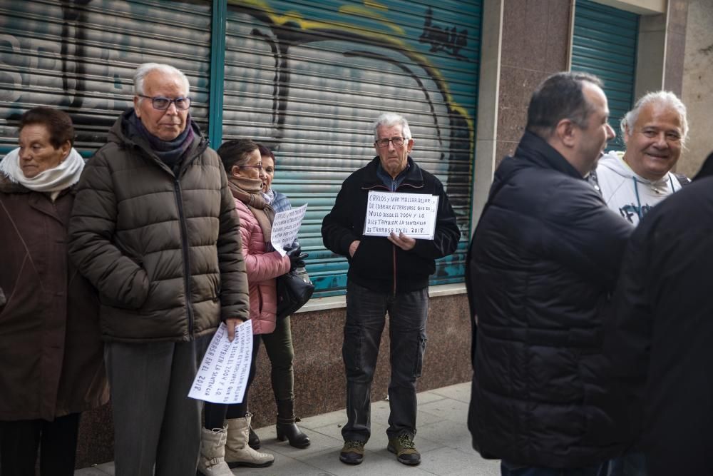 Un grup de veïns esperant l'empresari i l'alcalde de Vidreres, a la porta del jutjat.