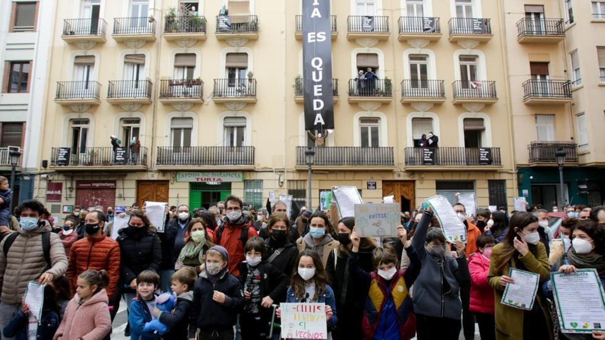 Protesta en la calle Túria por desahucios a vecinos, con el objetivo de hacer viviendas turísticas.