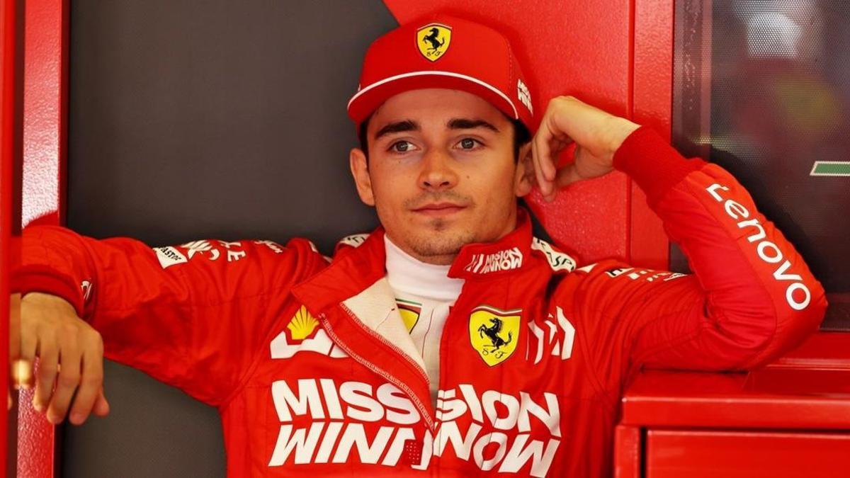 El joven monegasco Charles Leclerc, en el boxe de Ferrari esta mañana en el Circuit de Catalunya.