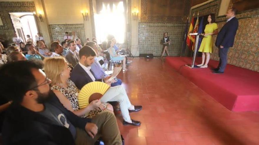 La alcaldesa Diana Morant y el conseller Martínez Dalmau, ante los asistentes a la inauguración de la exposición, en el Palau Ducal.