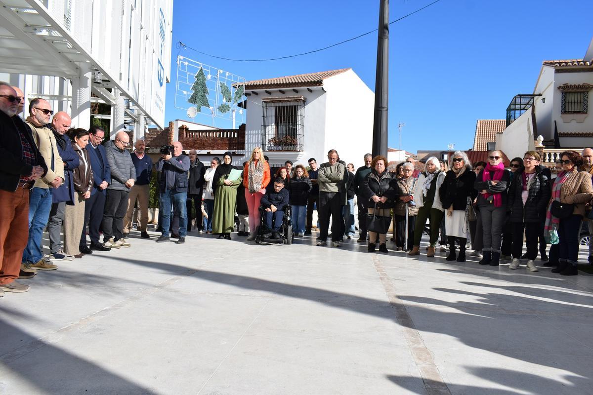 La corporación municipal y todo el pueblo de Alhaurín de la Torre se ha sumado al minuto de silencio por las víctimas de la tragedia.