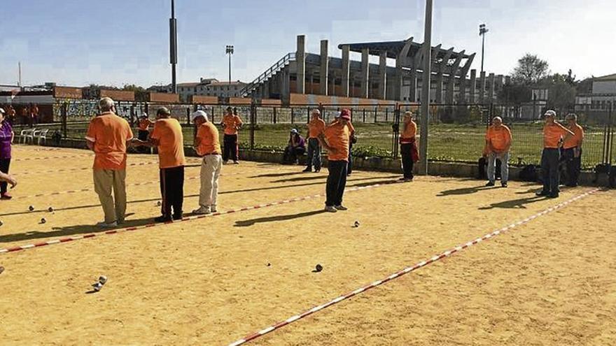 Los aficionados a la petanca tienen un torneo de verano