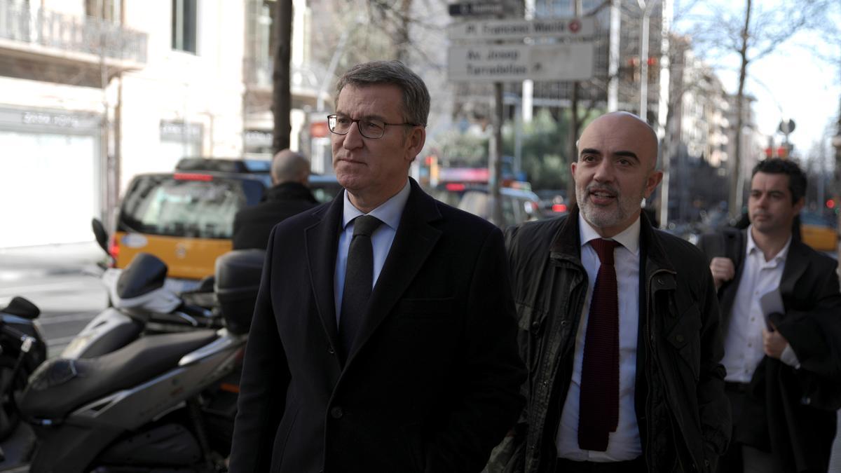 El líder del PP, Alberto Núñez Feijóo, con el alcaldable del partido en Barcelona, Daniel Sirera