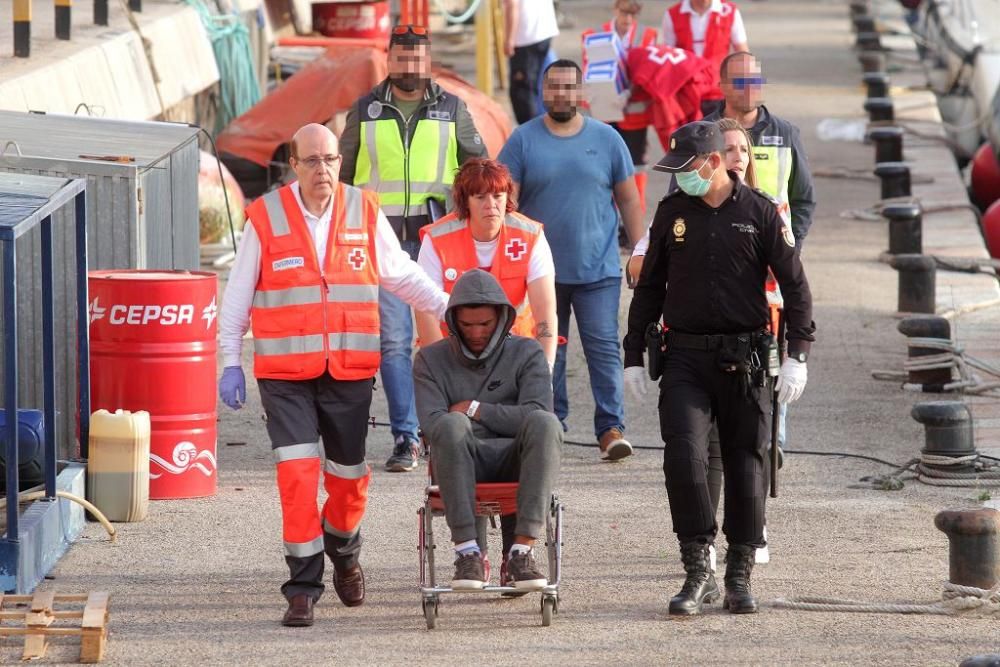 Llegan 6 personas rescatadas en una patera a Cartagena