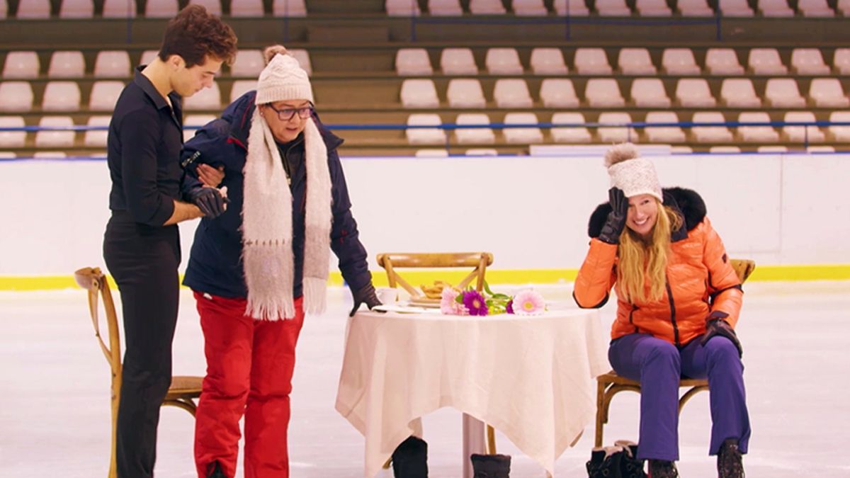 Tòn Cónsul enseñando a patinar sobre hielo a María del Monte y Anne igartiburu en 'Dos parejas y un destino'