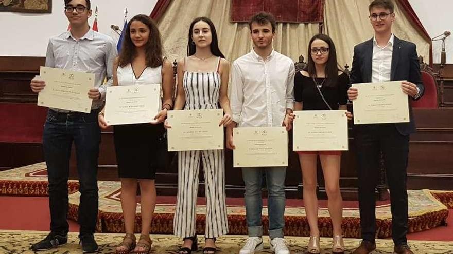 De izquierda a derecha, los alumnos Alejandro Matías y María Bernardo (IES Los Sauces), junto a Andrea Gil, MIllán Pérez, Andrea Brimes y Pablo Paramio, del IES León Felipe.