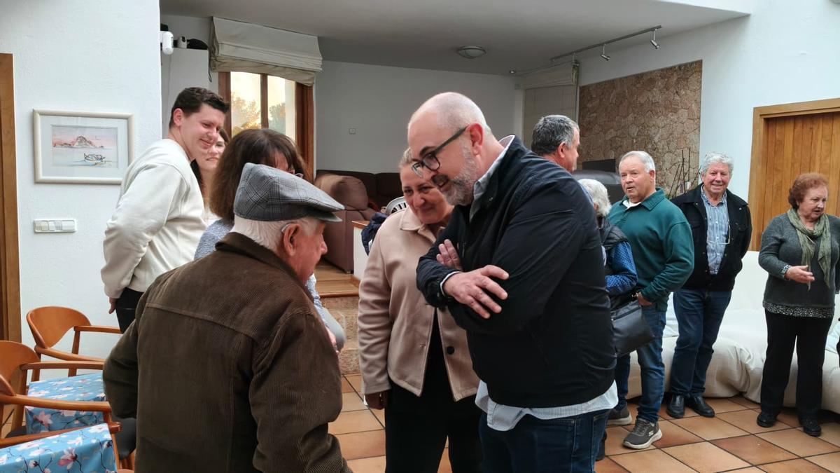 El alcalde de Sant Josep, Vicent Roig, felicita a Antonio Ribas Marí por su centenario
