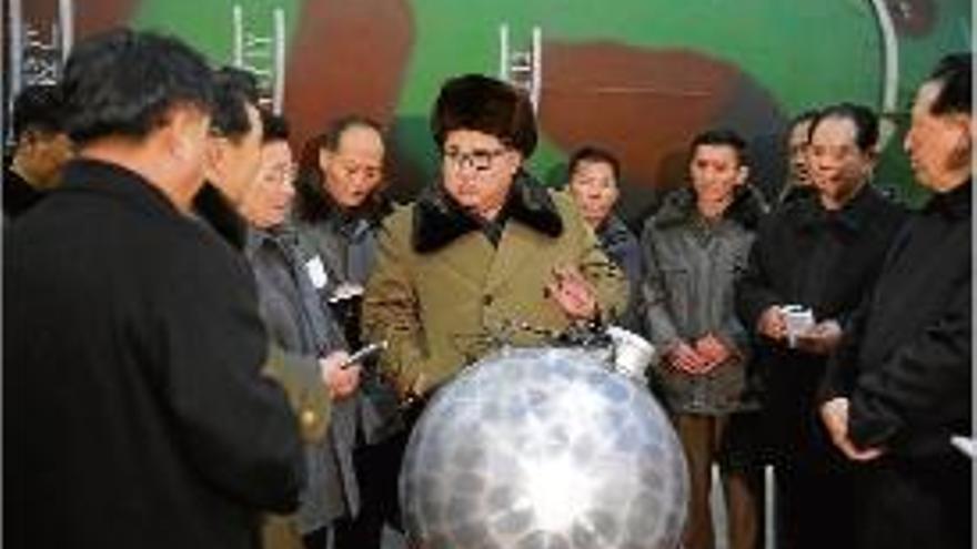 Kim Jong-un es va reunir amb tècnics del programa nuclear.