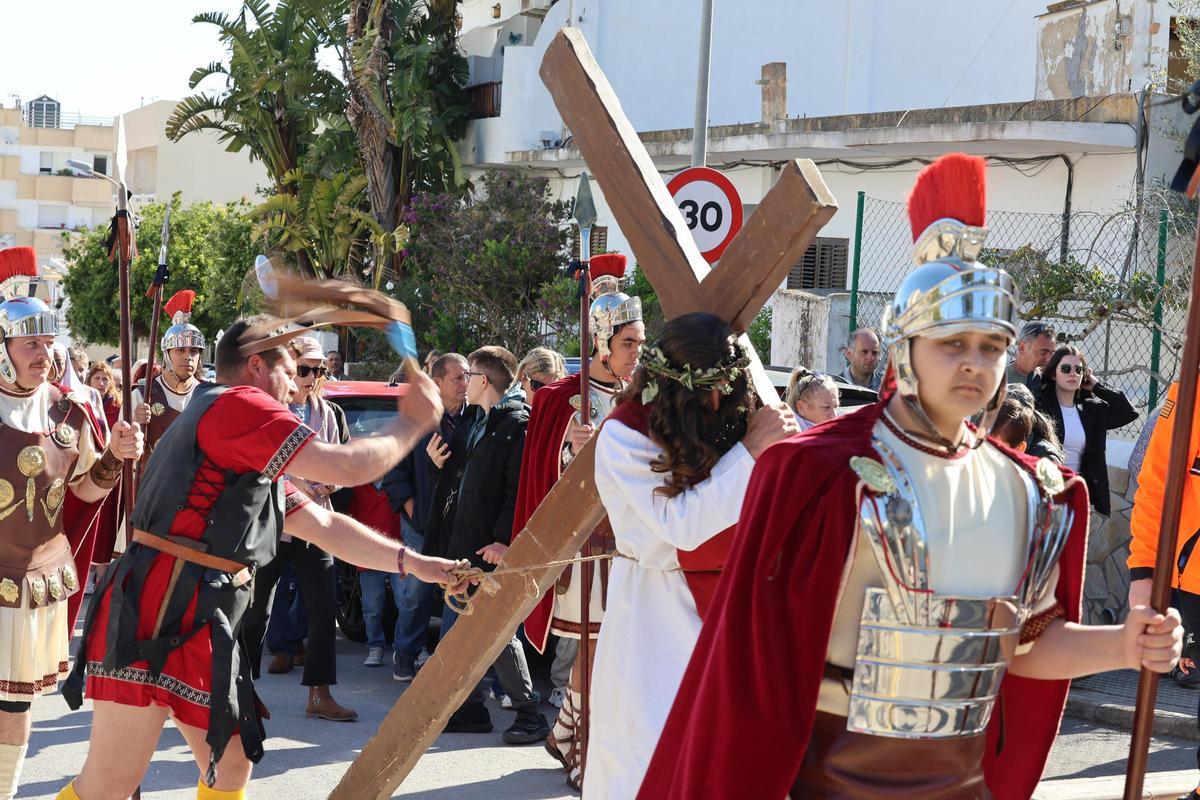Galería: imágenes del vía crucis de Santa Eulària