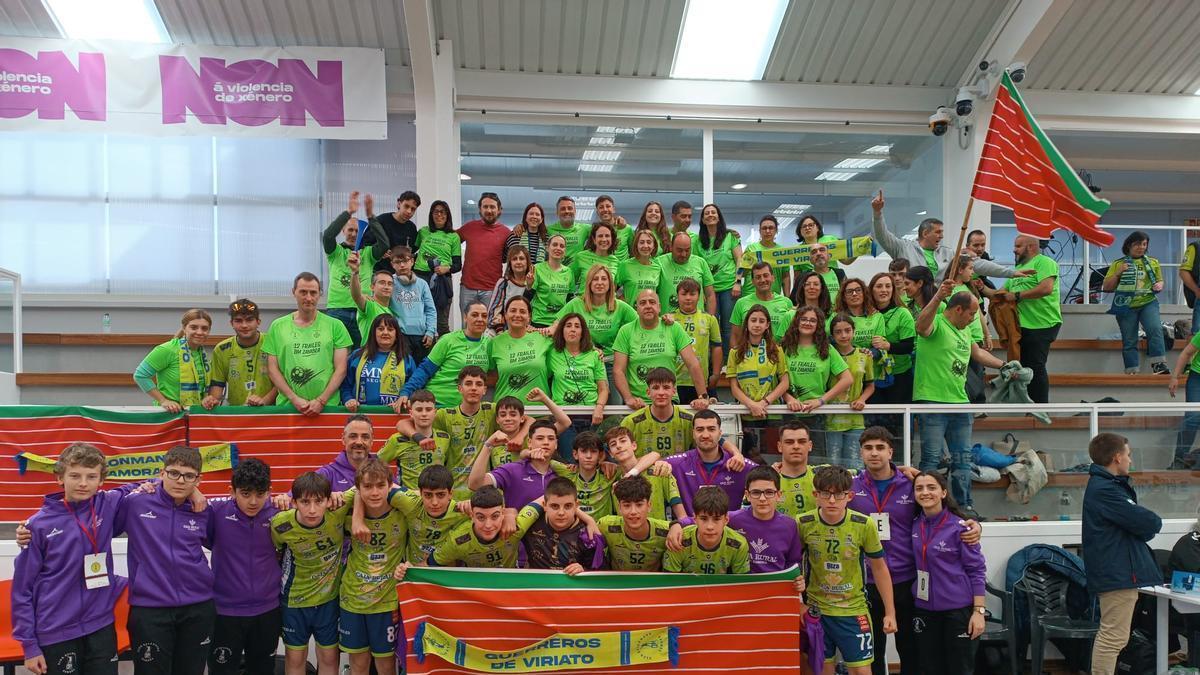 Los infantiles del 12 Frailes BM Zamora posan con su afición en A Sangriña