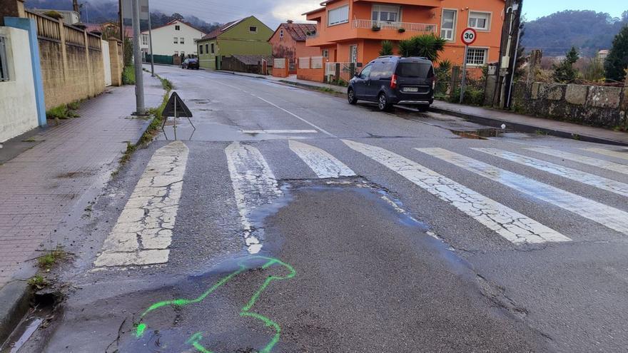 Socavones señalizados con un dibujo en forma de pene en la carretera del Espíritu Santo.   | // S. ÁLVAREZ