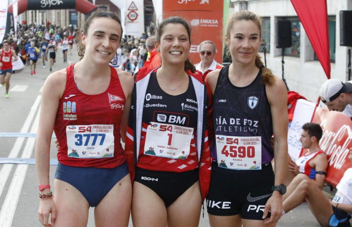 Por la izquierda, el podio femenino (Laura Fernández, Isabel Barreiro y Sara Reimondo) y Rubén Marqués entrando vencedor. Sobre estas líneas, un participante disfrazado. A la derecha, dos corredores durante el recorrido. | Ángel González