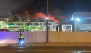 Arde una nave abandonada en Miller Bajo