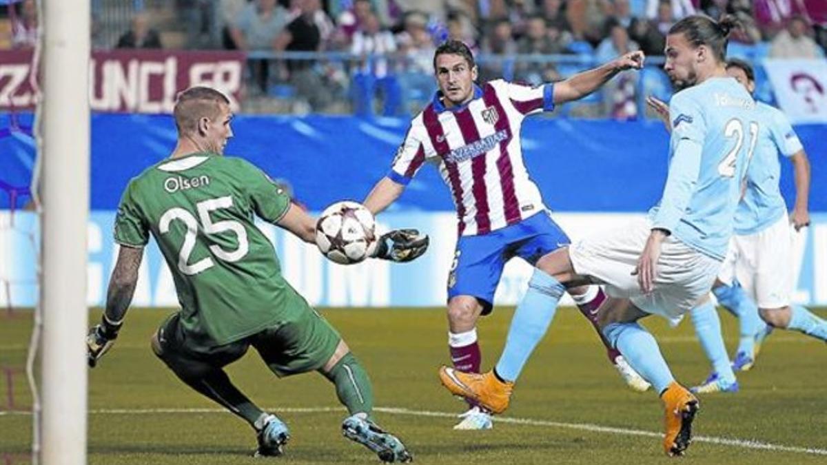 Koke supera a Olsen en el primer tanto rojiblanco ante el Malmoe, ayer en el Vicente Calderón.