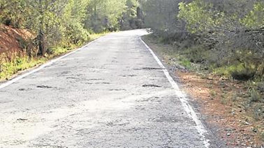 denuncian el mal estado del vial a les santes