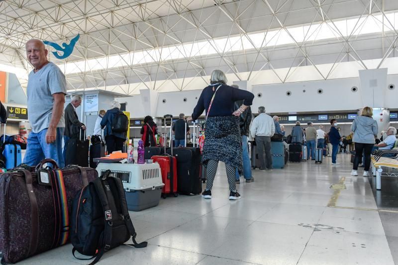 25-03-20  GRAN CANARIA. AEROPUERTO DE GRAN CANARIA. INGENIO TELDE. Ultimos turistas en salir y llegada de un vuelo desde Barcelona con tan solo once pasajeros. Efecto del Covid-19 en el Aeropuerto de Gran Canaria.  Fotos: Juan Castro.  | 25/03/2020 | Fotógrafo: Juan Carlos Castro