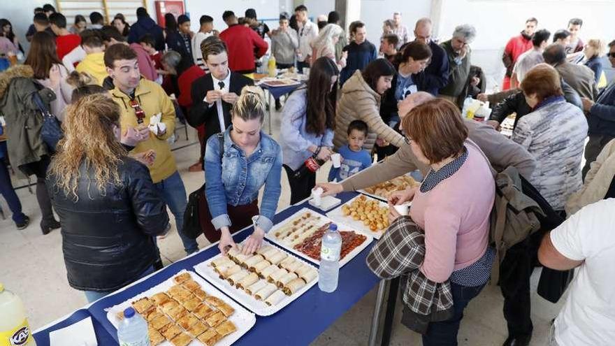 Comida de confraternización en el Hogar.