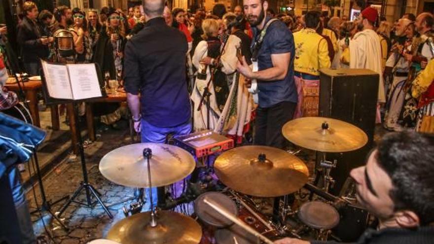 Las mesas colonizaron la plaza de España y las calles adyacentes en medio de un extraordinario ambiente en el que ni siquiera faltó la música en directo.