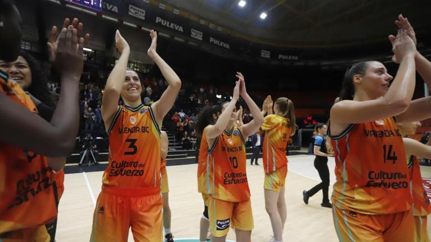Celebración de las jugadoras del Valencia Basket, con Alba Torrens tras su debut. | F. BUSTAMANTE