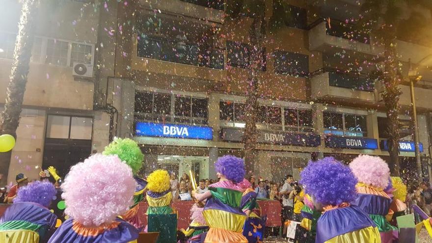 Ancha de Castelar y La barraca La Gran Poma ganan en el Desfile del Ninot