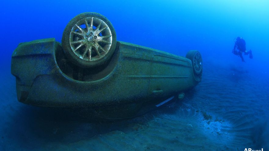 Una empresa del Puerto de Las Palmas se ofrece al dueño del vehículo hundido en Salinetas para sacarlo a flote gratis