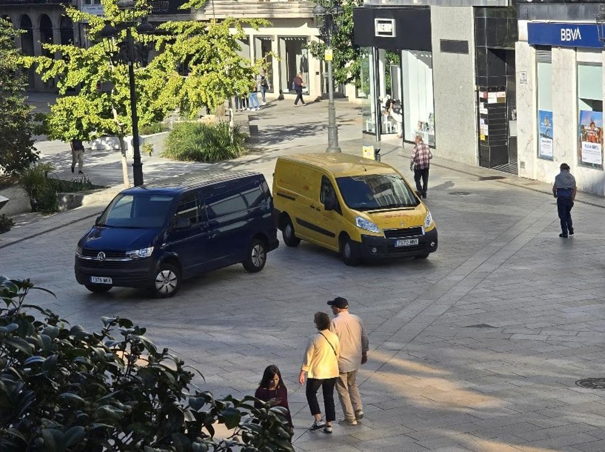 Furgonetas de reparto en la plaza.