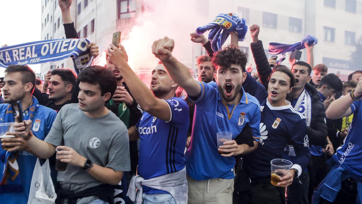 Ambiente de las aficiones en los prolegómenos del derbi