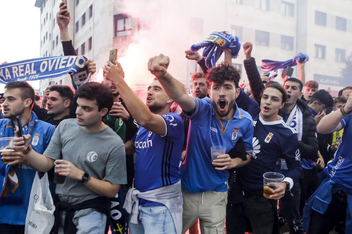 Ambiente de las aficiones en los prolegómenos del derbi