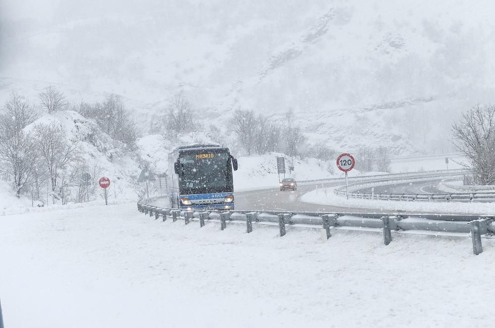 Temporal en la autopista del Huerna