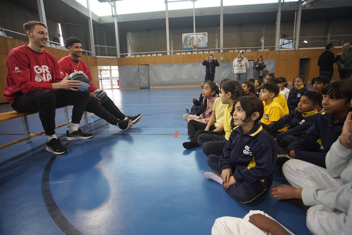 Girona pavello santa eugènia alumnes Escola Santa Eugènia de Girona trobada amb jugadors del Bàsquet Girona