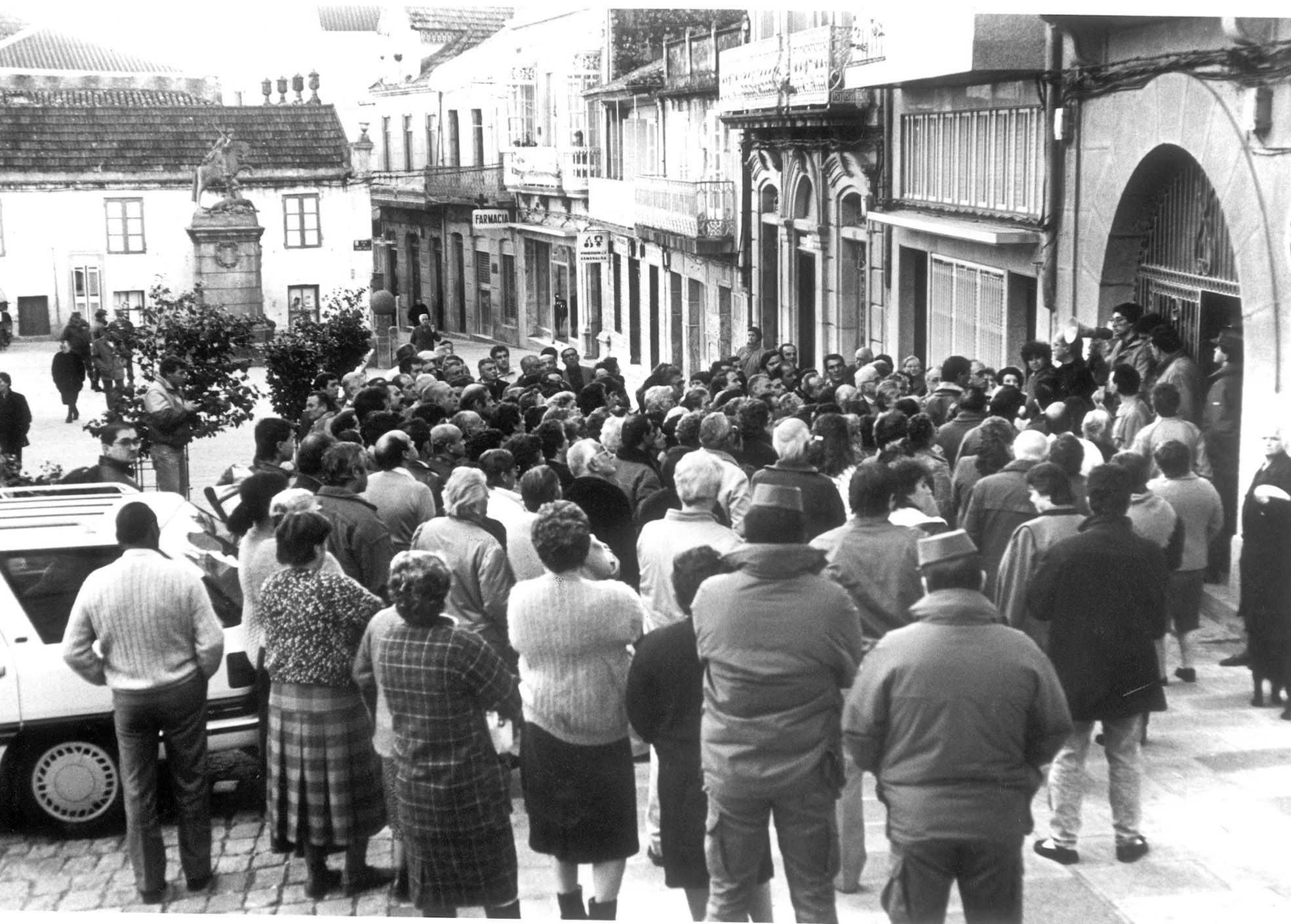 El conflicto de la contribución en Cangas: protestas y un alcalde asediado que no pudo volver a entrar en el Concello