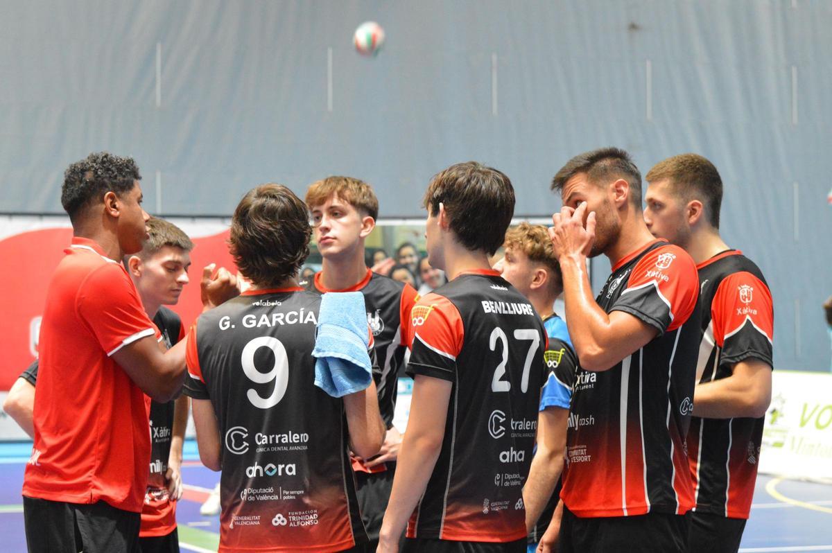 Jugadores del equipo masculino en un receso del partido.